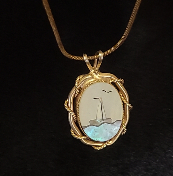 Mother of pearl sailboat vintage necklace - Picture 3 of 5